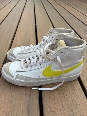 Women's Sz 10 Nike Blazer Mid 77 White Lemon Venom shoes (CZ0362-100)